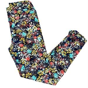LuLaRoe Black based with Teal, melon and white floral print OS leggings
